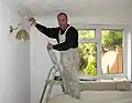 Ein Maler in einem Haus in England.