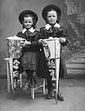 Zwei Mädchen aus Dresden, um das Jahr 1880
