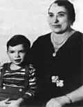 Al Capone als Kind mit seiner Mutter