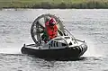 Besondere Rennboote sind die Luftkissenboote. Sie schweben nur über dem Wasser und können auch an Land fahren.