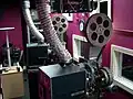 Ein Filmprojektor im Vorführraum eines Kinos