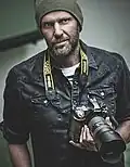 Fotograf mit einer modernen digitalen Kamera