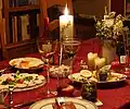 Tafel für ein Essen am Silvesterabend mit der Familie oder Freunden