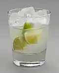 Limettenscheiben und Eis in einem Getränk