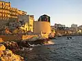 Die Corniche ist eine Festung am Mittelmeer.
