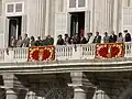 Die spanische Königsfamilie zeigt sich auf dem Balkon des Königspalasts.