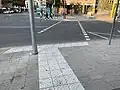 Blinde erkennen diese Streifen mit dem Blindenstock und finden so leichter ihren Weg.
