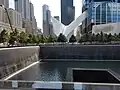 An der Nine-Eleven-Gedenkstätte in New York zeigen Wasserbecken die Stelle der eingestürzten Türme an.