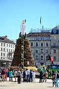 Der Böögg wird auf den Scheiterhaufen gesetzt.