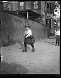 Im Jahr 1924: Das Kind hat sich aus Vorsicht Kissen umgebunden.
