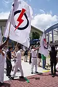 Die wichtigste Partei Singapurs, die „Aktionspartei des Volkes“, macht Werbung bei einer Schule.