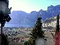 Die Stadt Riva del Garda und die Berge im Hintergrund