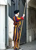 Ein Soldat der Schweizer Garde im Vatikan mit Hellebarde.