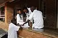 Diese Ärzte in Malawi reden gerade über einen Patienten und wie man ihm helfen kann.