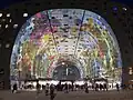 Die Lichter in der Markthalle sind das Werk eines Künstlers. Er nannte es: „Das Horn der Fülle“.