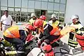 Auch Rettungskräfte und die Feuerwehr tragen Helme.