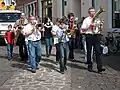 Ein kleines Blasorchester, rechts die Tuba