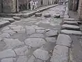 Im alten Pompeji waren Straßen auch Abwasserkanäle. Am „Zebrastreifen“ kam man mit trockenen Füßen auf die andere Seite.