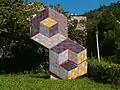 Victor Vasarely malte „Op-Art“, die das Auge täuscht. Diese Skulptur in Ungarn zeigt es.