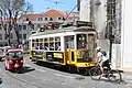 Die gelben Trams und der dichte Autoverkehr sind typisch für Lissabon.