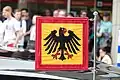 Am Auto des deutschen Bundespräsidenten sieht man so eine Flagge mit dem Bundesadler.