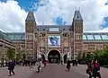 Ein bekanntes Wahrzeichen der Stadt ist das Rijksmuseum.