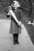 Ein Mädchen mit seiner Zuckertüte etwa im Jahr 1932