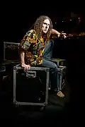 Al Yankovic aus den USA kennt man wegen seiner Videos, in denen er berühmte Musiker nachmacht.