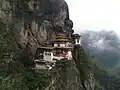 Ein Kloster an einem steilen Felshang