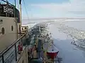Hinter diesem Schiff, der „Sampo“, erkennt man die frei gewordene Fahrrinne.