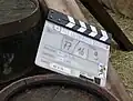 Auch eine Art Tafel ist die Filmklappe. Beim Filmen zeigt man damit, welche Stelle im Drehbuch gerade gedreht wird.