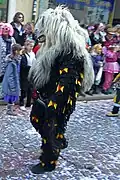 Beim Rosenmontag in Freiburg: Hier hat sich jemand als Werwolf verkleidet.