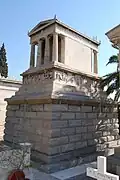 Schliemann ließ sich ein prächtiges Grabmal bauen, das wie ein griechischer Tempel aussieht.