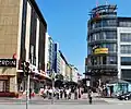 Die Holstenstraße ist eine lange Einkaufsstraße.