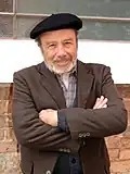Ein brasilianischer Schauspieler mit Baskenmütze. Diese Mütze kommt eigentlich aus Südfrankreich, wird im Baskenland aber gern getragen.