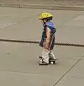 Sehr junger Skateboarder