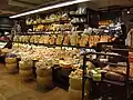 Käse-Stand in einem Geschäft in New York