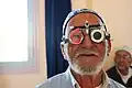 Hier in Marokko wird gerade geprüft, was für eine Brille dieser Mann braucht.