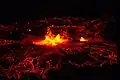 In einem Nationalpark auf Hawaii stößt ein Vulkan heißes Magma aus.