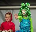 Dieses Mädchen hat sich als kleines, grünes Männchen vom Mars verkleidet.