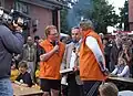 Zwei Leute vom Fernsehen sprechen mit einem Bürgermeister