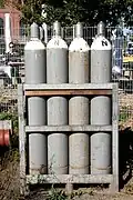 In solchen Metallfaschen lagert man Gas für Ballone oder Sauerstoff.