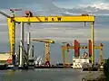 Die bekannten Riesenkräne einer Schiffswerft in Belfast