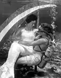 Im Jahr 1956: Taucher trifft Seejungfrau, in einer Show in einem amerikanischen Park.