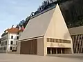 Dies ist das Hohe Haus von Liechtenstein. Dort trifft sich der Landtag, das Parlament.