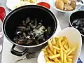 Muscheln mit Pommes frites sind typisch für Belgien.