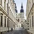 Eine Straße in Trnava, mit Blick auf die Basilika