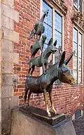 Das Denkmal der Bremer Stadtmusikanten sieht man am Rathaus.
