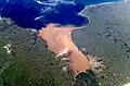 Das Wasser des Rio de la Plata sieht auf dieser Satellitenaufnahme braun und schlammig aus. Buenos Aires liegt rechts unten.