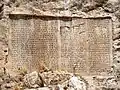 Diese Inschrift in Keilschrift ist etwa 2500 Jahre alt. Der persische König Xerxes hat sie an einer Festung anbringen lassen.